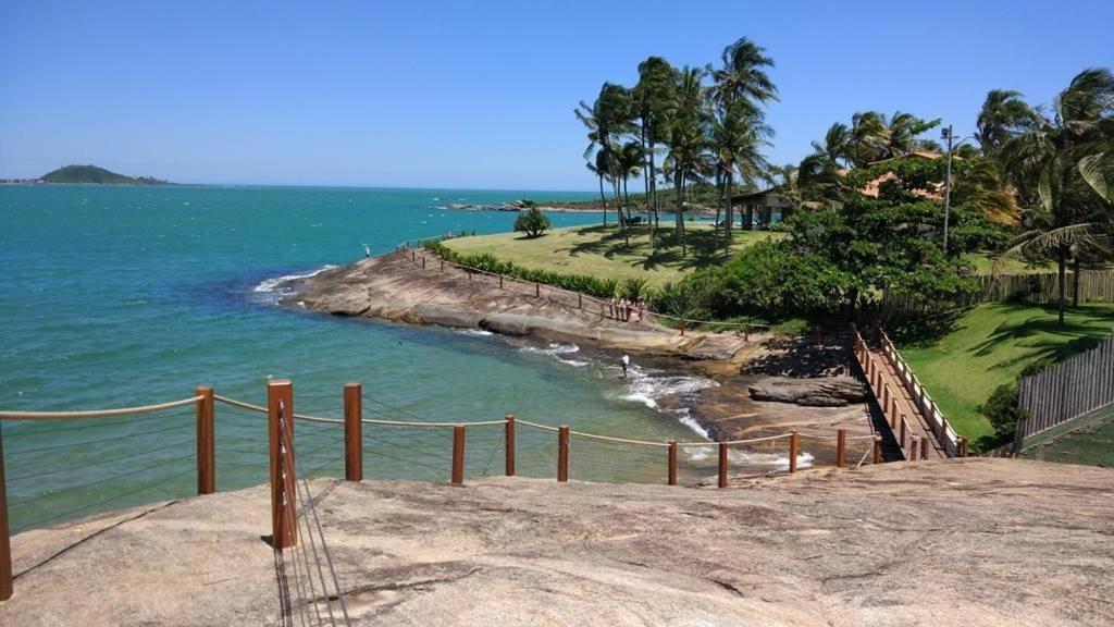 Praia do Morro: Beachfront Apartment with Pool and Wi-Fi Guarapari Exterior photo